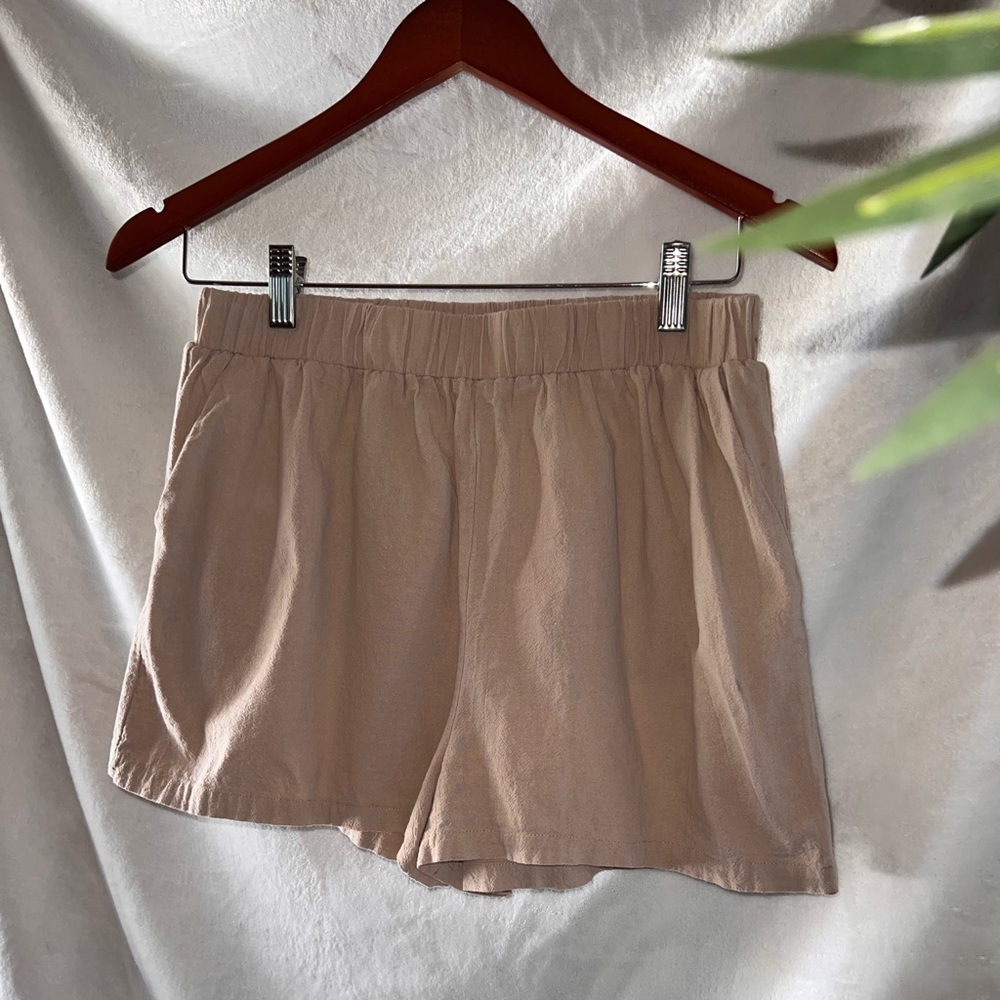 Shorts w/ Elastic waistband